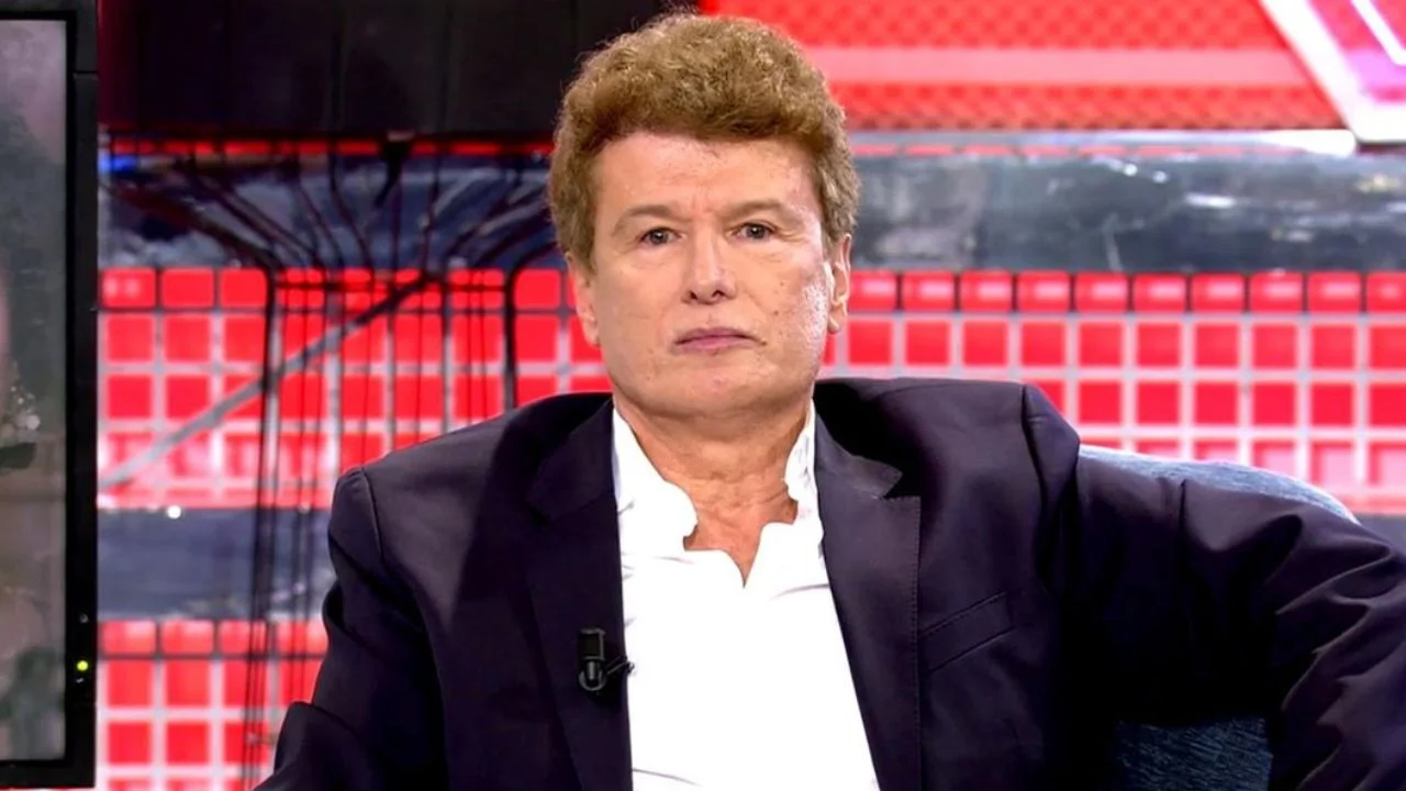 Javier Rigau con traje negro y camisa blanca.