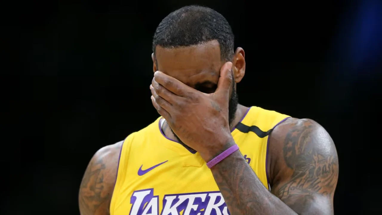 LeBron James lamentándose con indumentaria de los Lakers.