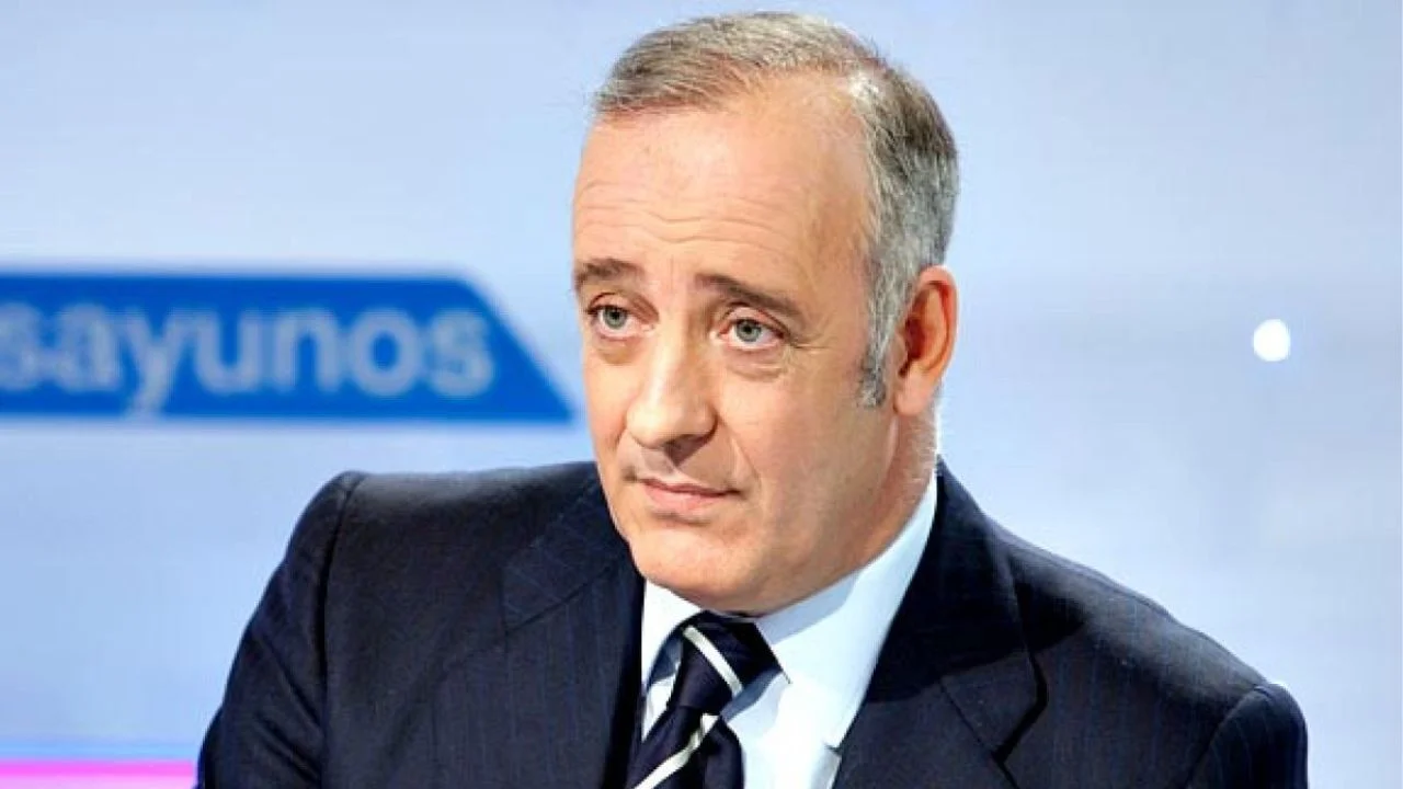 Lorenzo Bernaldo vestido de traje y corbata.