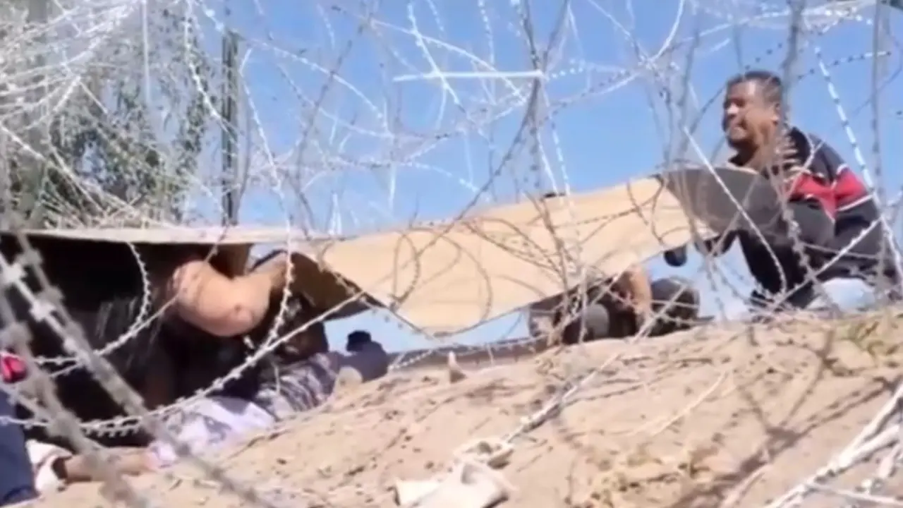 La fémina recibió ayuda de las personas que estaban arriba para poder cruzar con su hija.