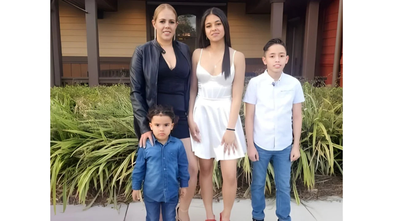 Yeimi Galo, al lado de sus hijos mayores. madre que fue deportada 