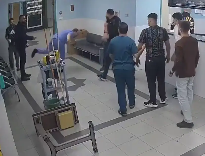 momento en que médico es golpeado tras muerte de paciente