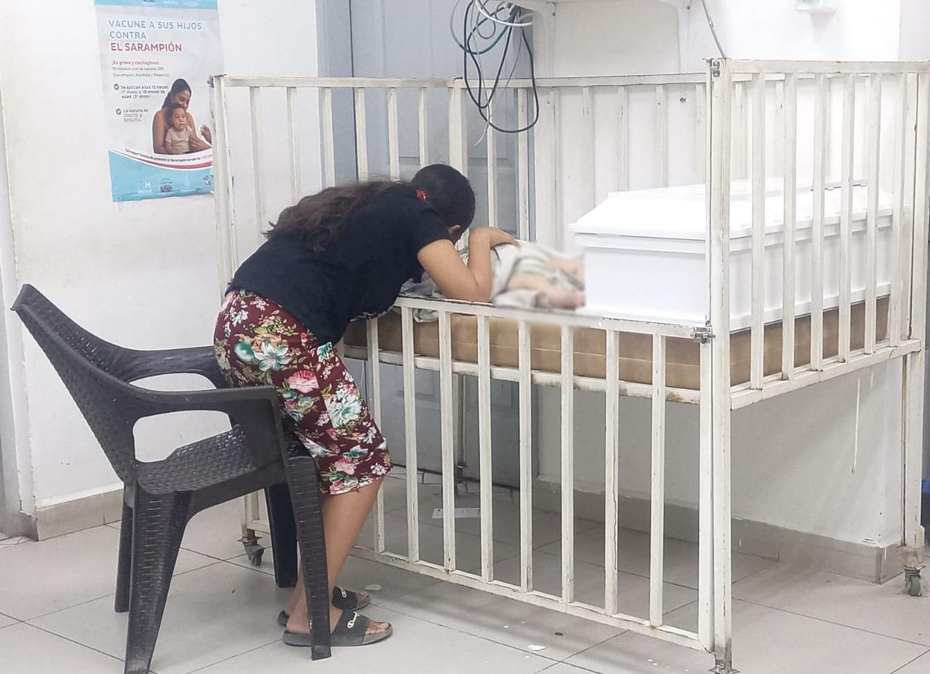 Madre junto a la bebé que muere tras vacunarse en Choluteca