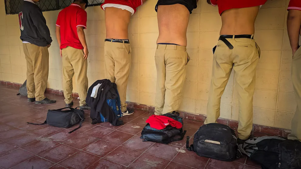 Menores de edad de espalda 