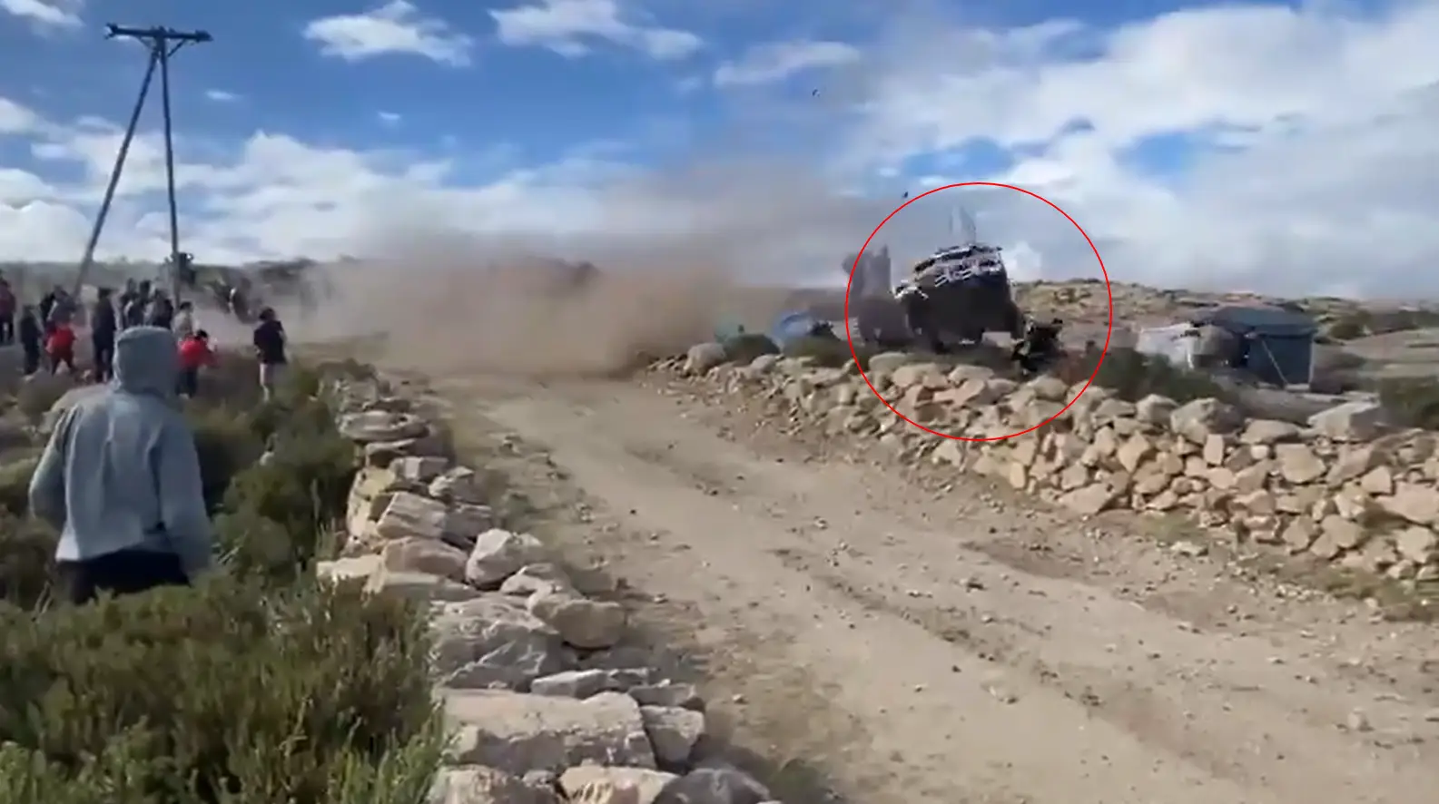 Momento en que el carro del rally se descarrila y muere el aficionado 