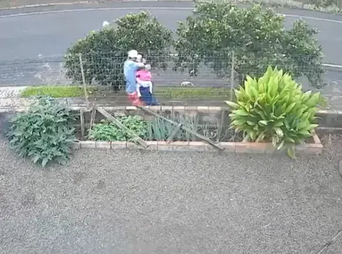 Momento en que adolescente es apuñalada por su ex en Brasil 