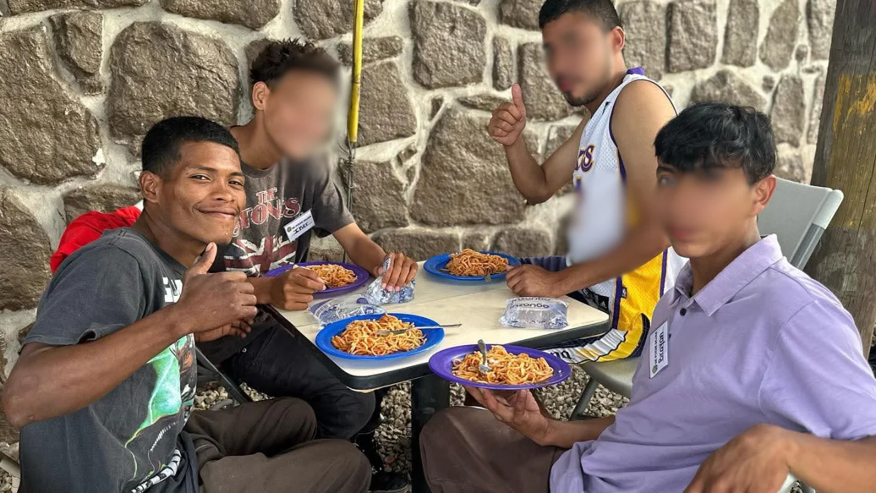 Morris en mesa comiendo junto a otros amigos 