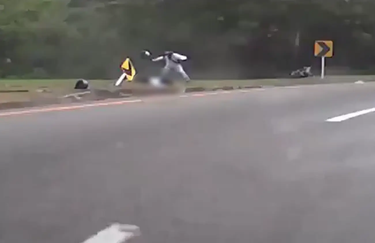 Momento del accidente de moto donde murió una joven que iba con su novio en Colombia