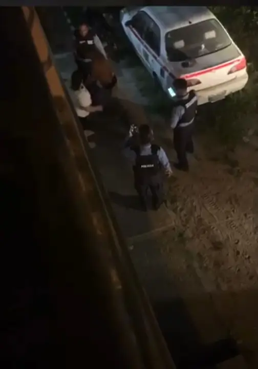 mujer golpea a policía 