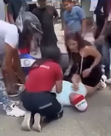Mujer reclamando la clave a su esposo moribundo 