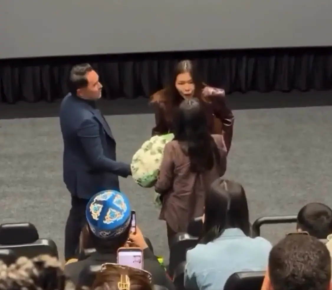Foto de una mujer que descubre a su esposo con la amante en el cine