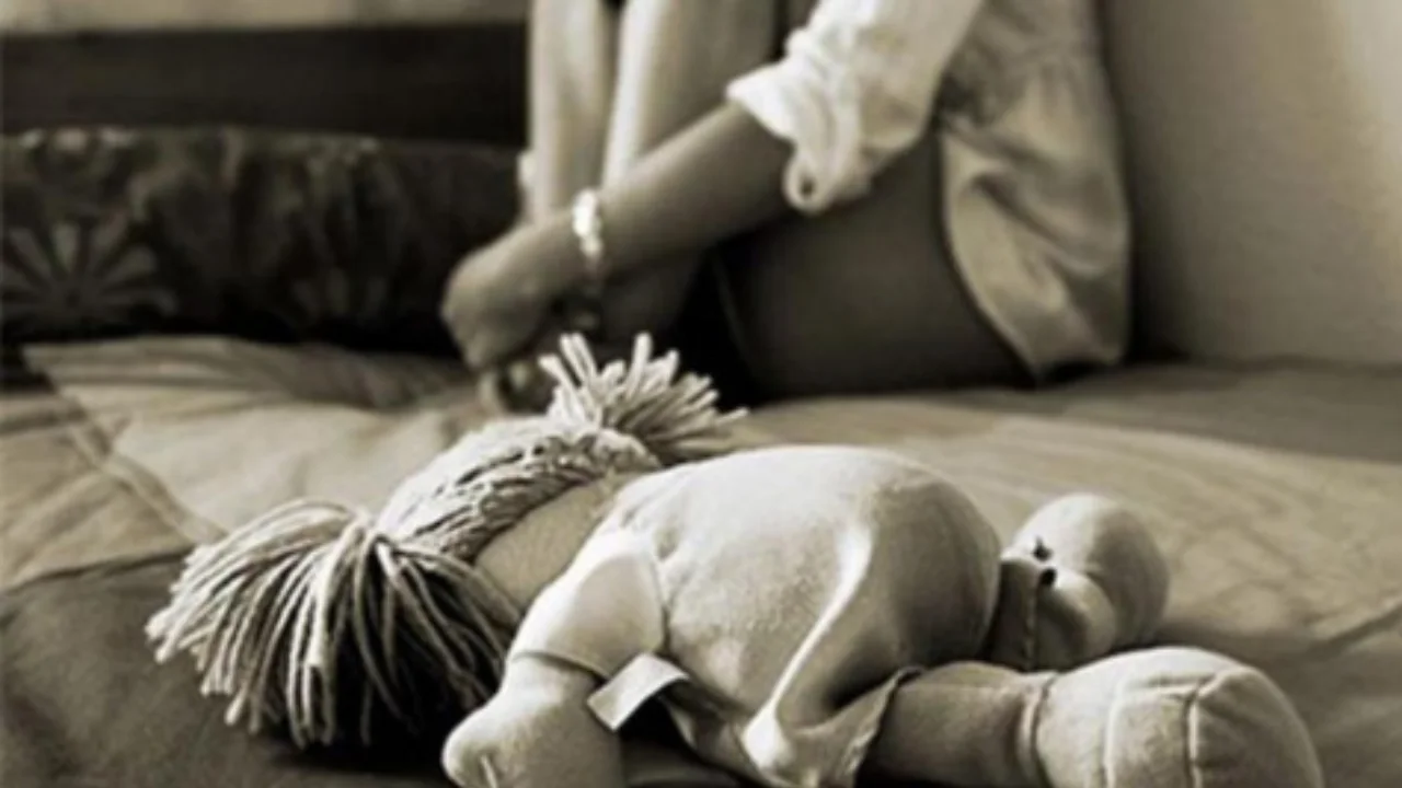 niña junto a su muñeca 