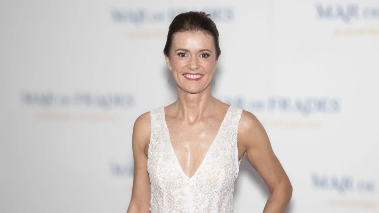 Nuria March con un vestido blanco en una gala.