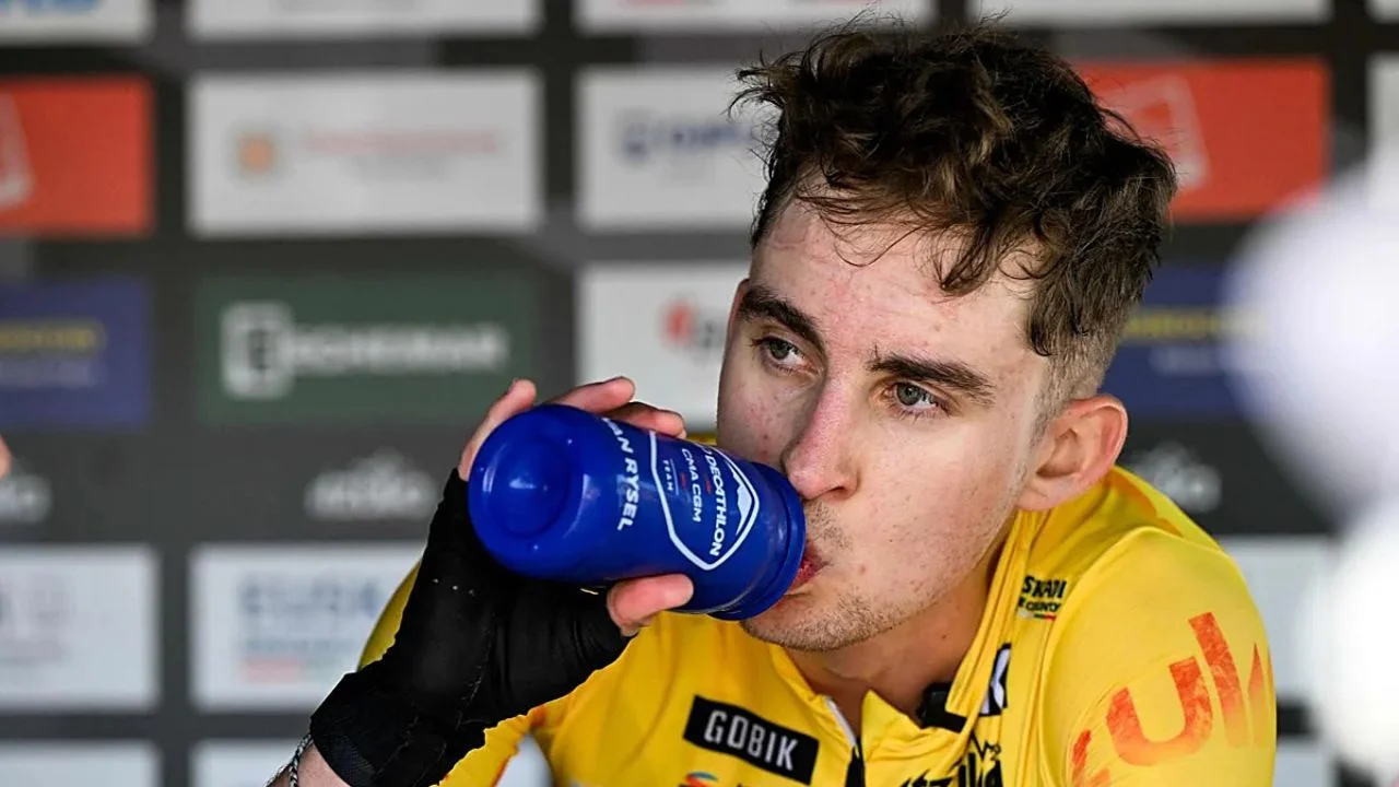 Paul Seixas bebiendo de una botella.