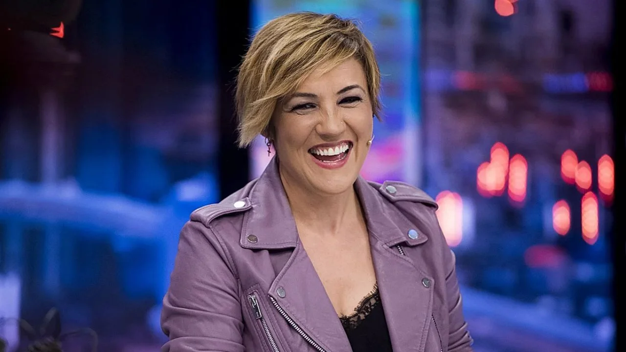 Cristina Pardo con una chaqueta morada y una blusa negra.