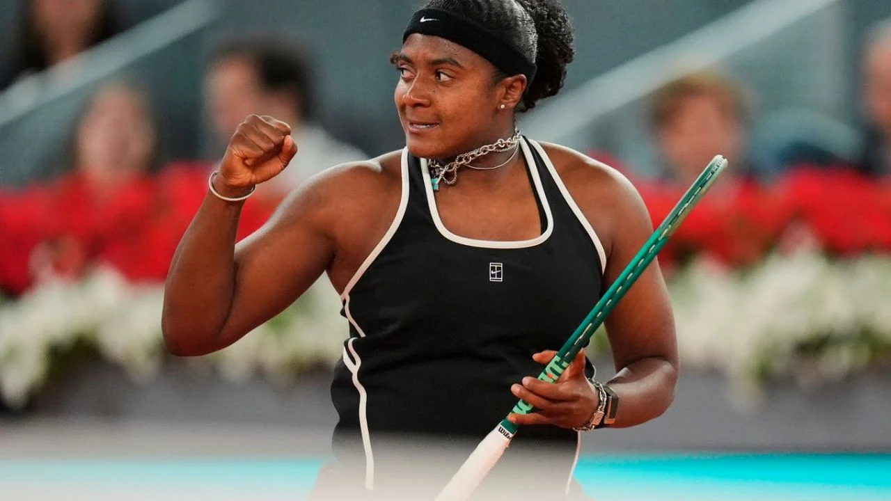 Hailey Baptiste celebra un punto frente a Aryna Sabalenka en el Mutua Madrid Open en Madrid.