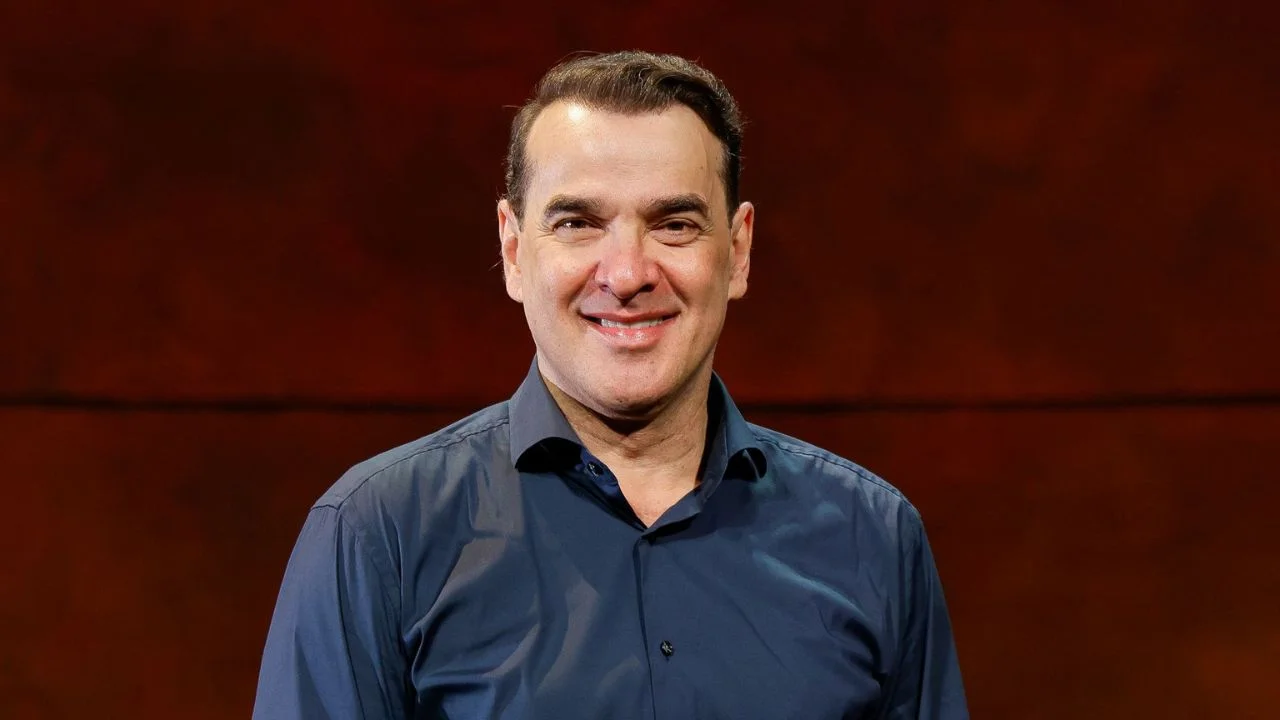 Luis Merlo con una camisa de botones.