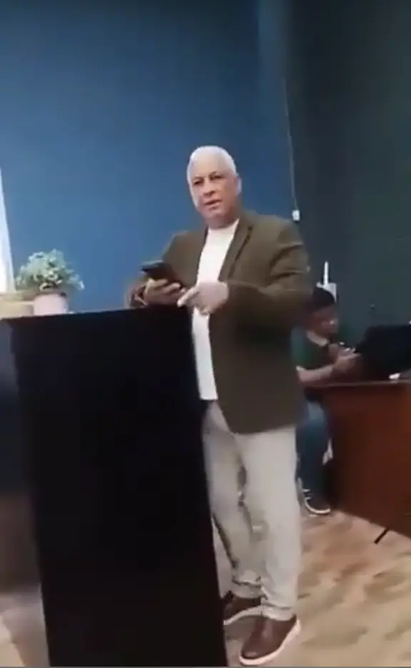 A través de redes sociales se difundió el video del momento del supuesto maltrato contra la joven.