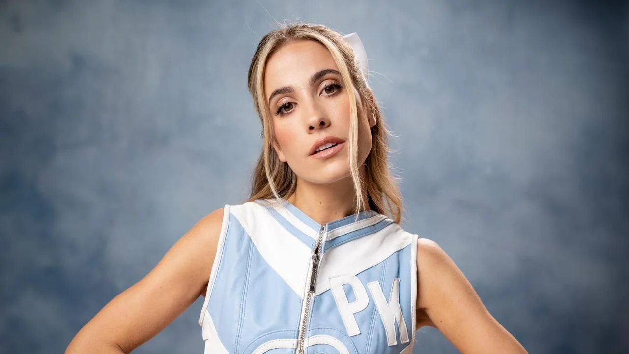 Paula Koops con un conjunto azul y blanco.