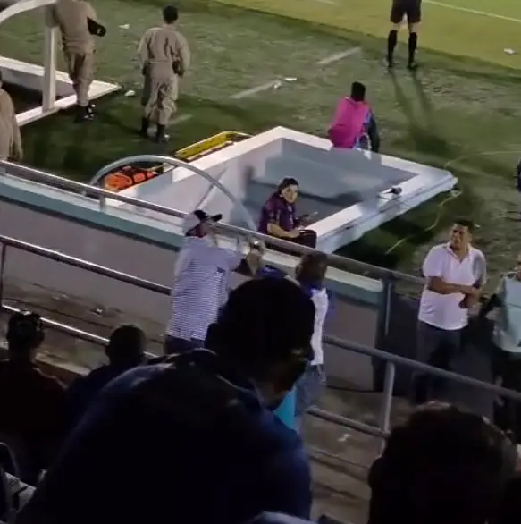 Javier Cruz, presidente del Victoria pelea con aficionado 