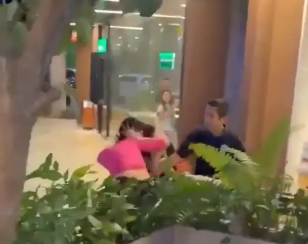 Momento en que las mujeres pelean en el centro comercial 