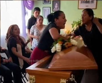 Mujeres pelean sobre ataúd de un hombre