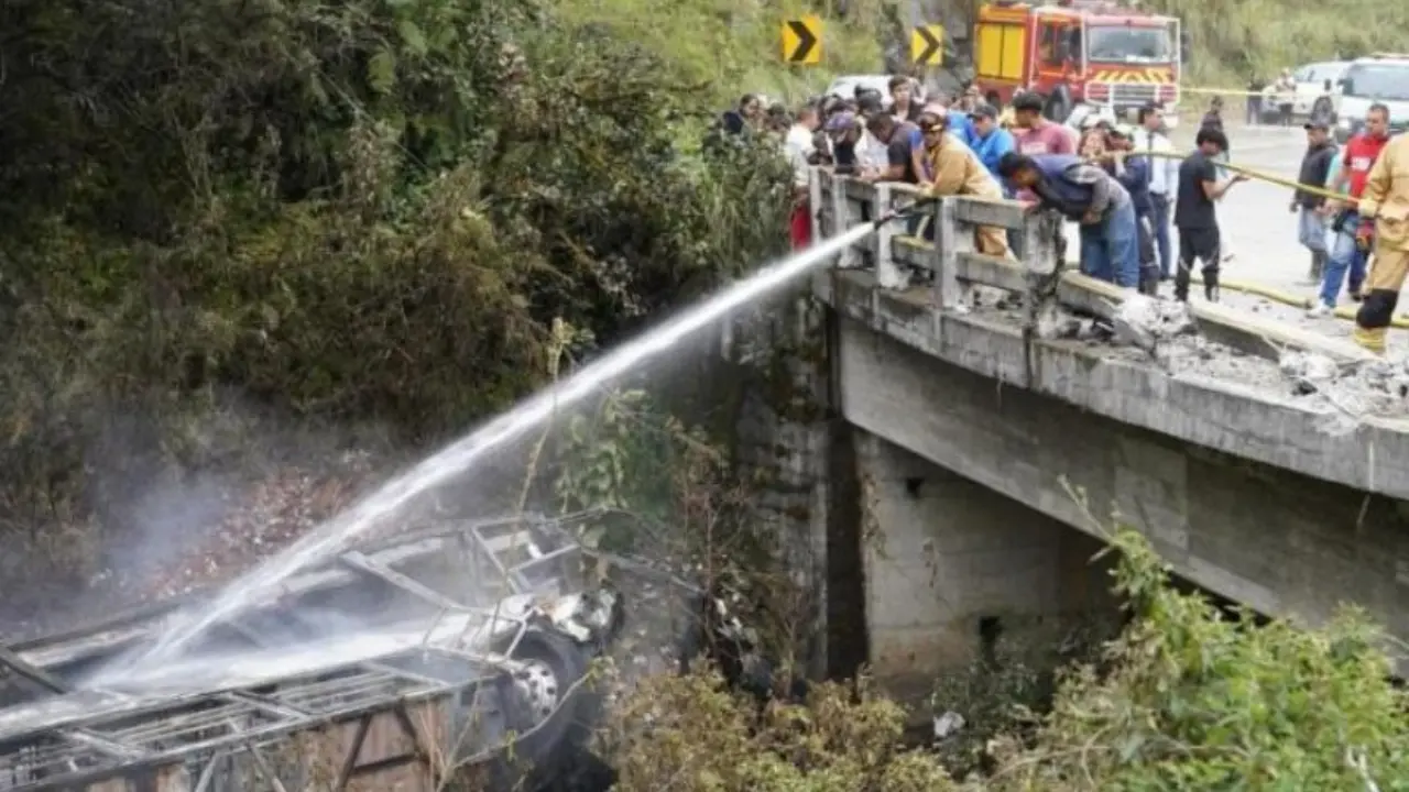 Imagen de Autobús cae a un abismo: al menos 14 muertos y 29 heridos en Ecuador