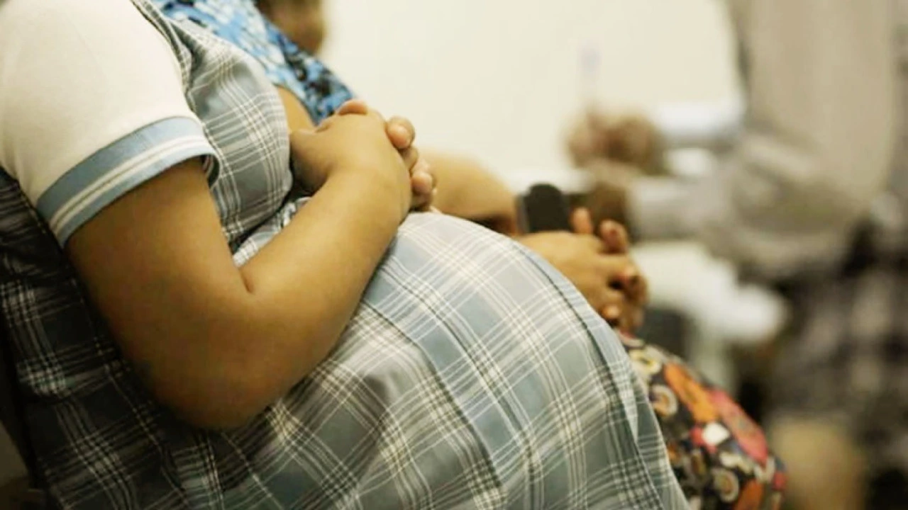 Imagen de Adolescente pierde a bebé tras caerse en el baño: desconocía que estaba embarazada