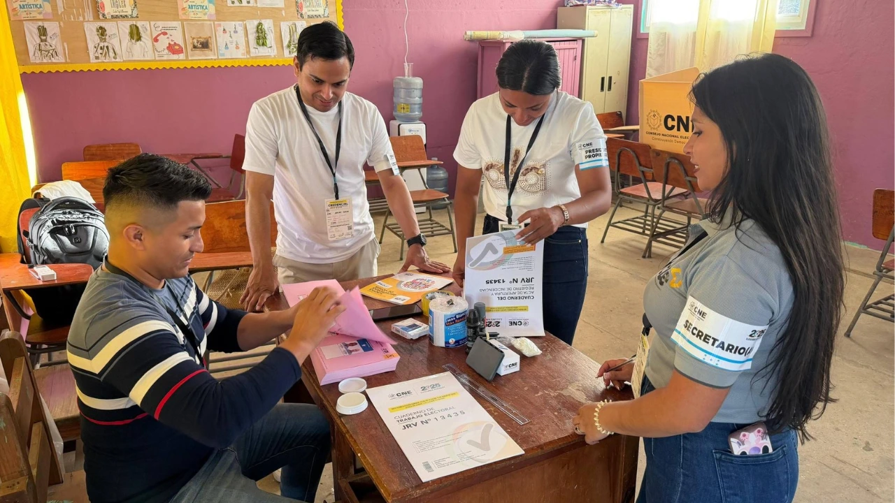 Imagen Principal de Nota: Así avanza el conteo de votos en Guanaja tras cierre de urnas