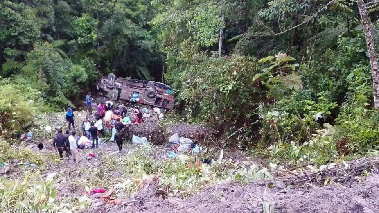 Imagen de Bus cae a barranco y deja seis muertos: esta sería la causa del accidente
