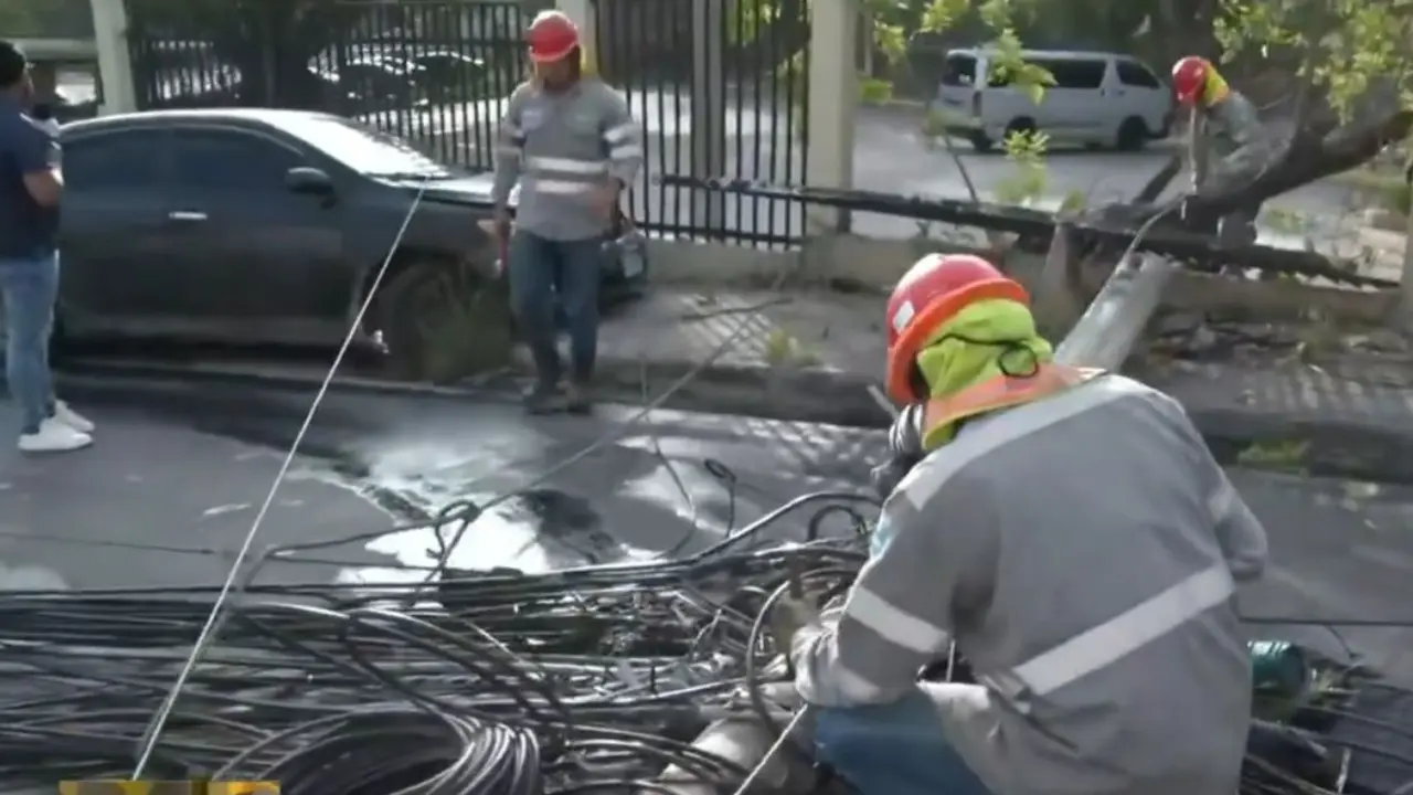 Imagen de Vehículo derriba poste y deja sin energía algunas zonas de Tegucigalpa