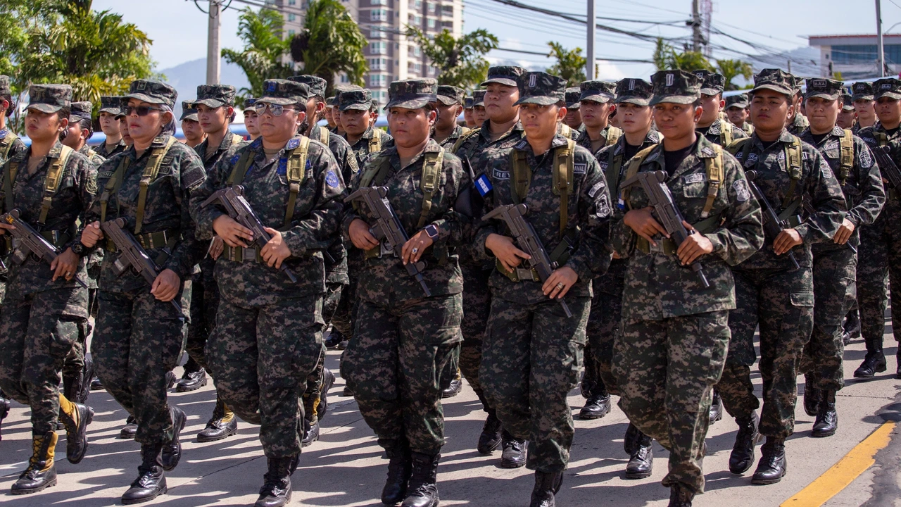 Imagen Principal de Nota: Congreso busca quitar al presidente la facultad de elegir al jefe de las FFAA