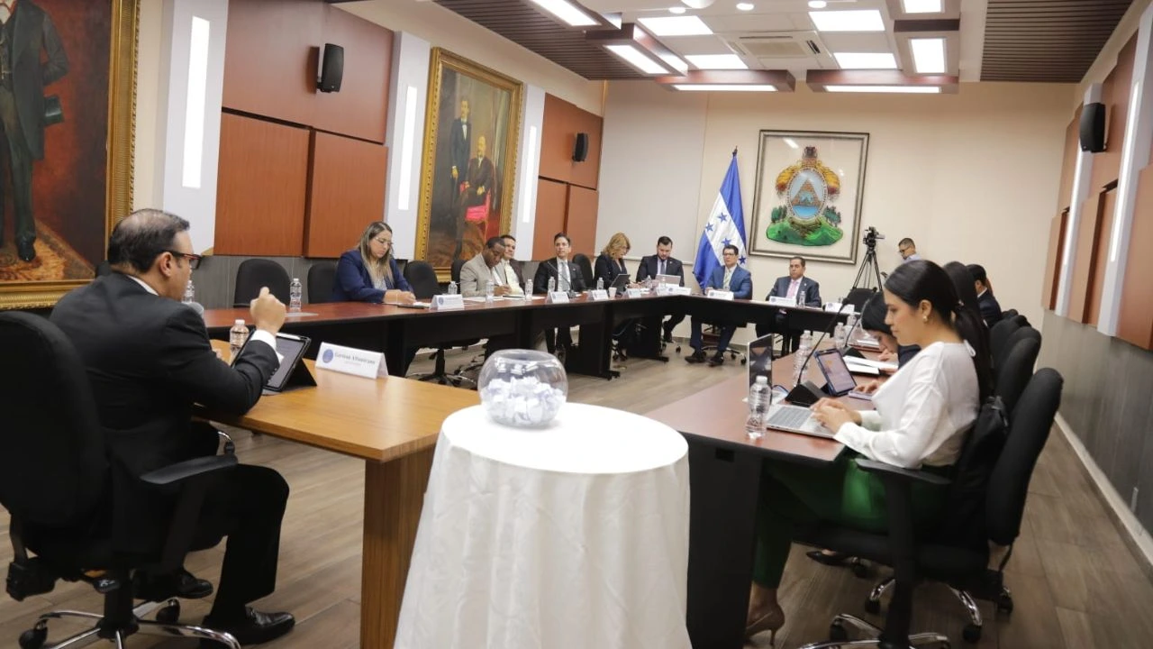 Imagen de Concluyen primeras audiencias para elegir autoridades del CNE