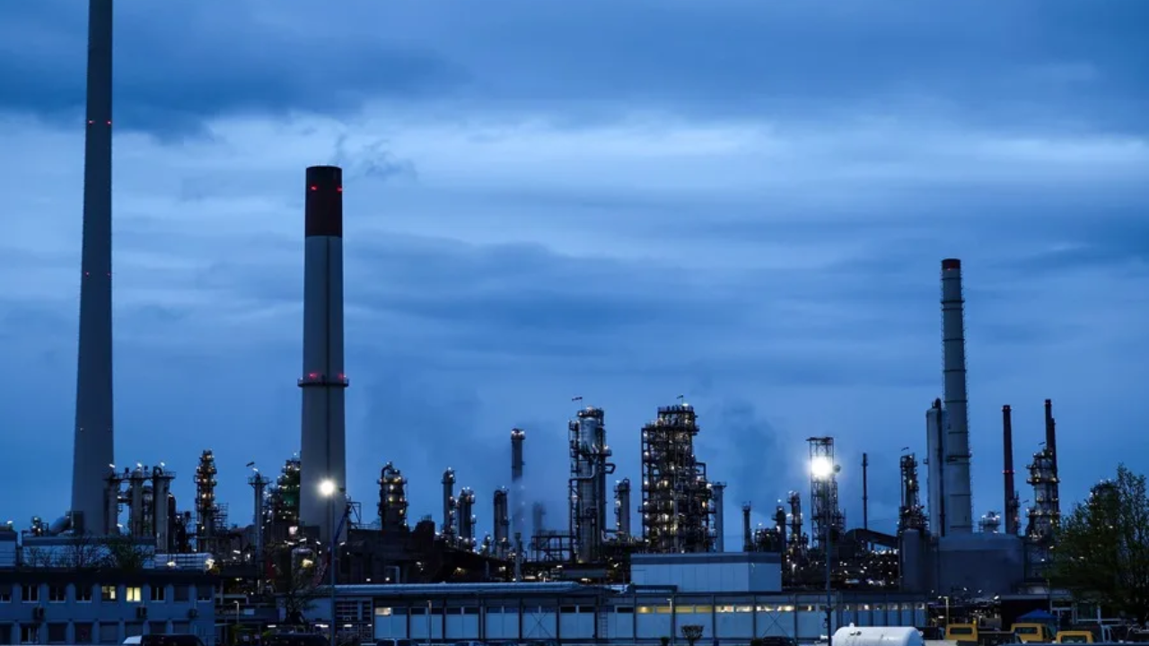 Imagen de Desplome del Brent: El petróleo cae un 9% tras la reapertura del estrecho de Ormuz