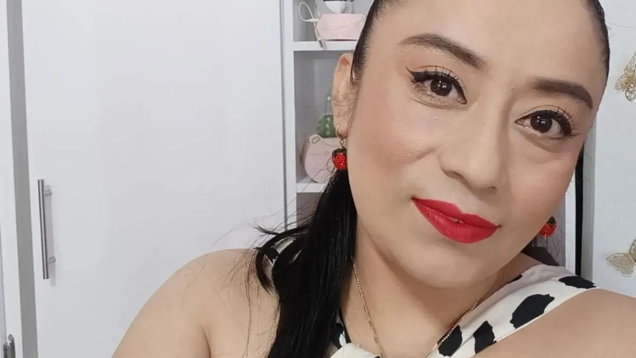 Imagen de Ultiman a exdiputada Brisa Céspedes dentro de su negocio en México