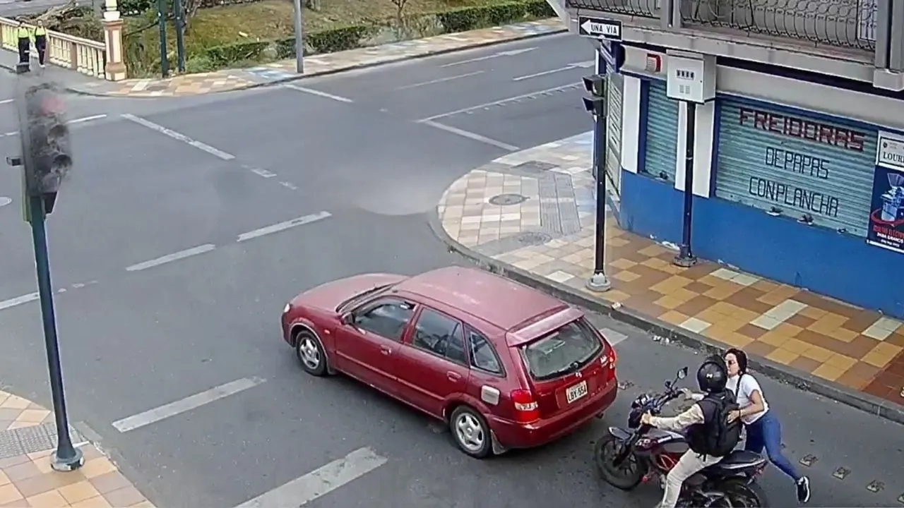 Motociclista se despide de su esposa y segundos después sufre brutal accidente