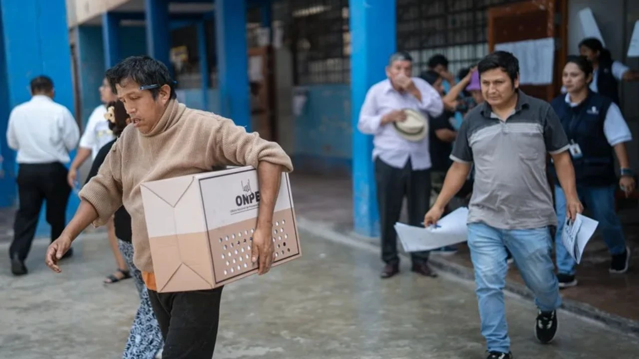Imagen de Jurado electoral de Perú realizará recuento de votos de 106 actas observadas