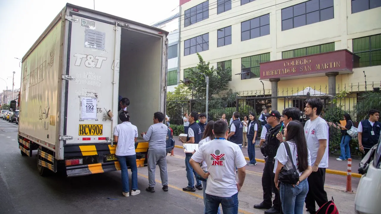 Imagen de Con elecciones peruanas en curso denuncian intentos de fraude, sin pruebas