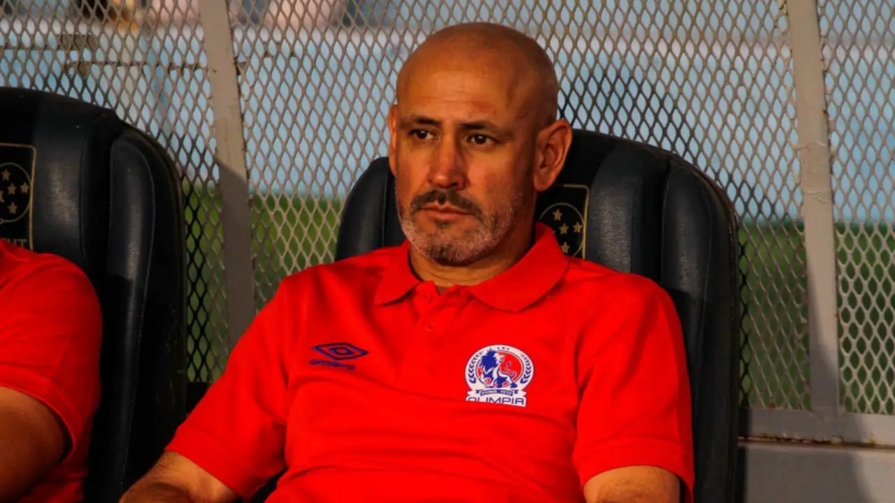 Imagen de Espinel cuestiona sanción al Olimpia tras incidente de barras en el Superclásico