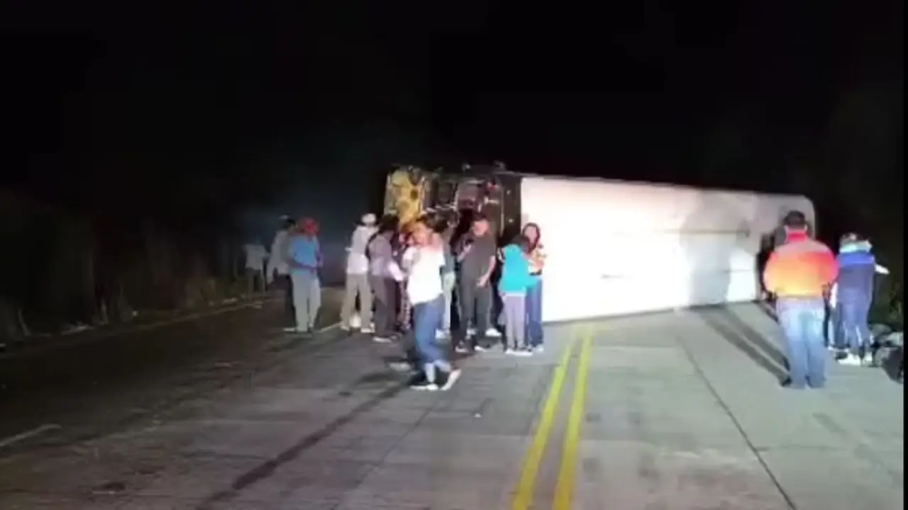 Campamento religioso termina en accidente tras volcarse autobús en La Moramulca Imagen de Campamento religioso termina en accidente tras volcarse autobús en La Moramulca