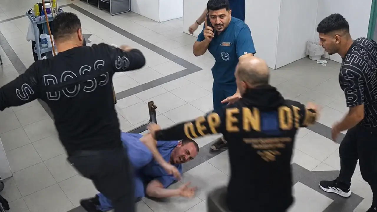 Imagen de Médico es golpeado tras muerte de paciente: agresión quedó en video