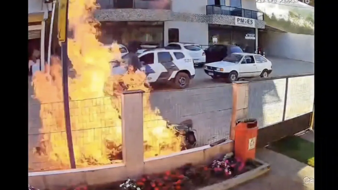 Imagen de Hombre incendia su moto en control policial y su madre es alcanzada por las llamas