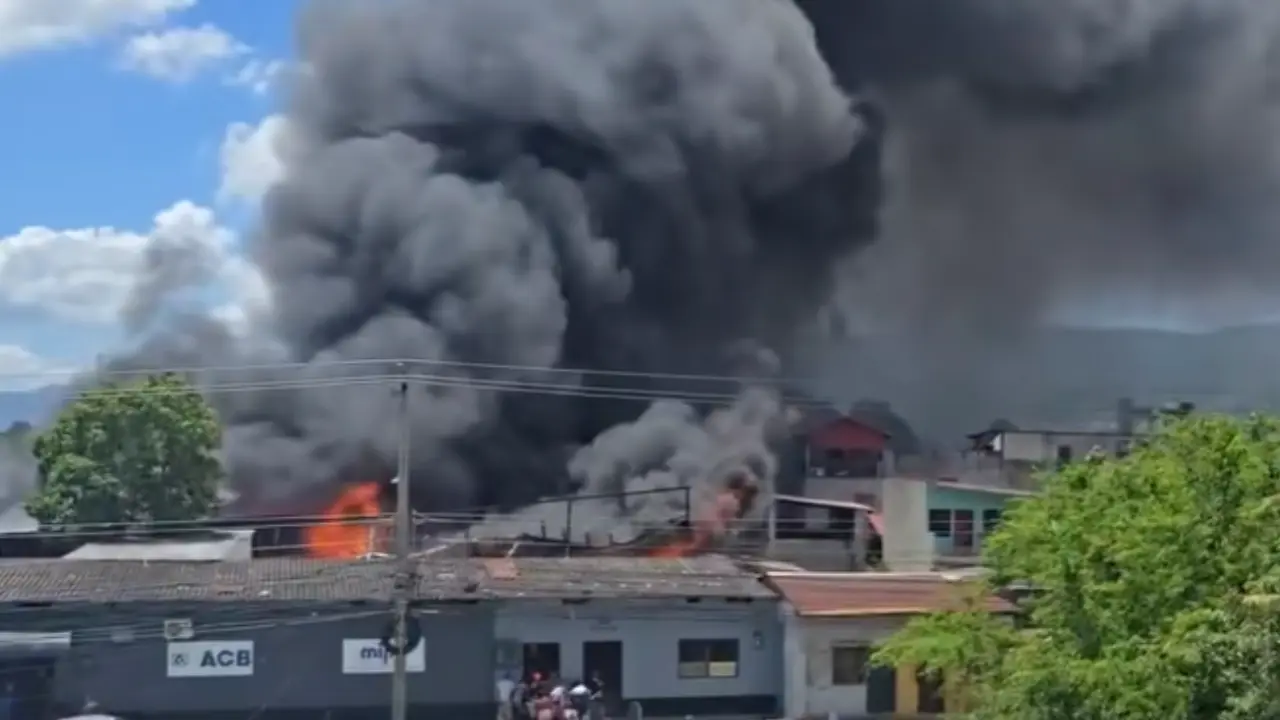 Incendio de gran magnitud en el barrio Medina, en SPS, consume varios negocios Imagen de Incendio de gran magnitud en el barrio Medina, en SPS, consume varios negocios