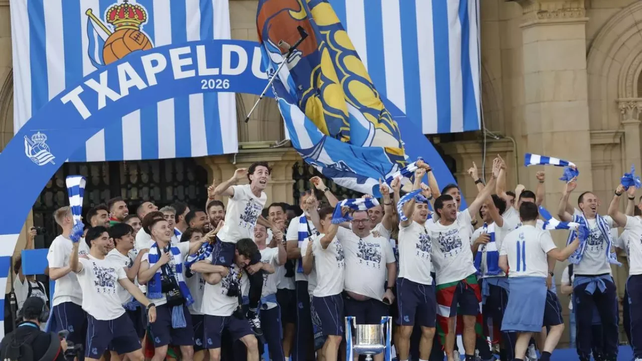 Imagen de La Real Sociedad celebra la Copa del Rey ante una multitud