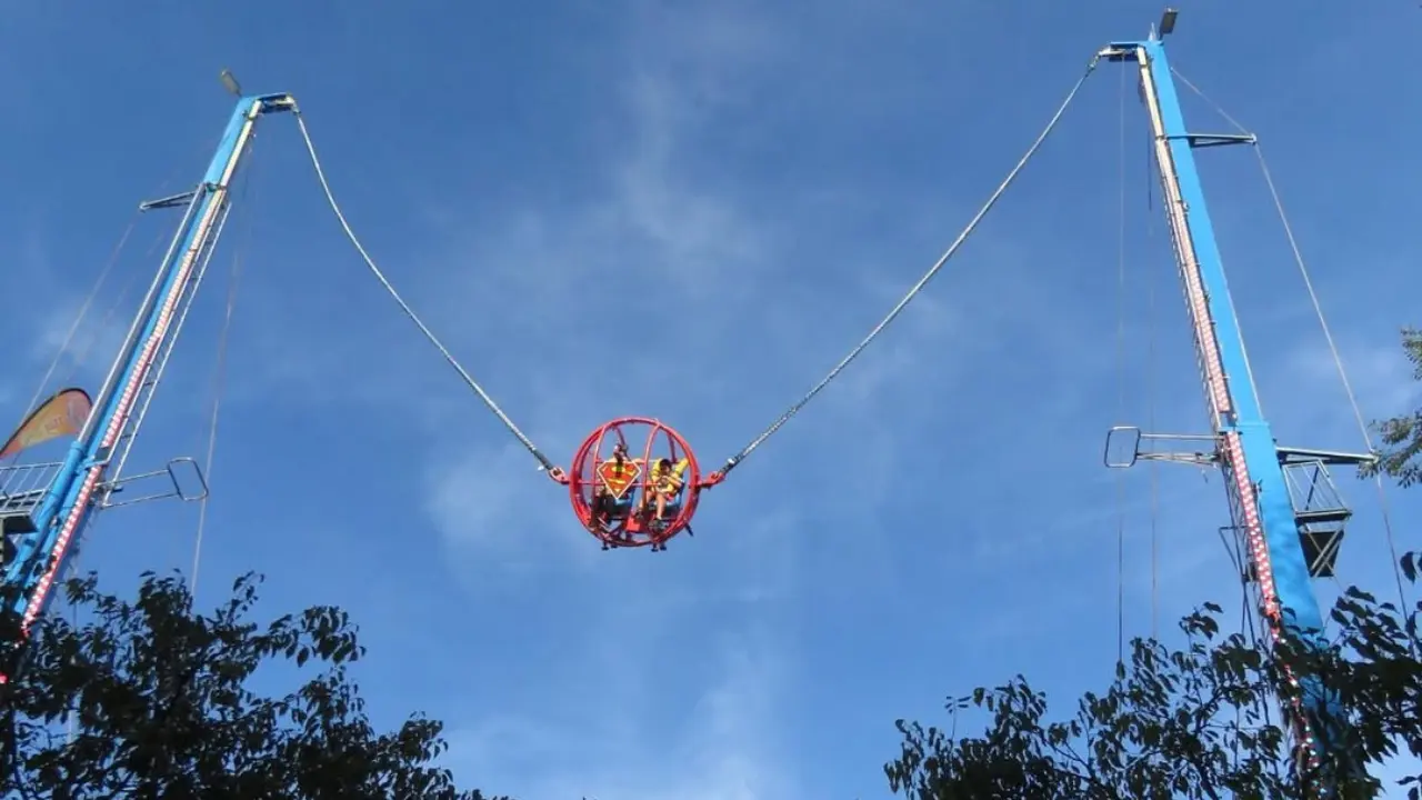 Imagen de Dos niños quedan suspendidos en el aire tras sufrir un accidente en juego mecánico