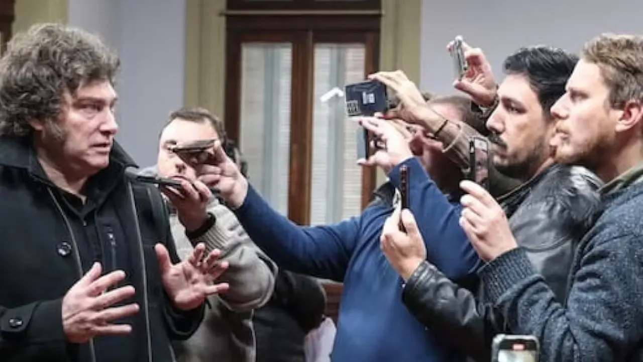 Imagen de Milei suspende acreditaciones a periodistas por supuesto "espionaje ilegal"