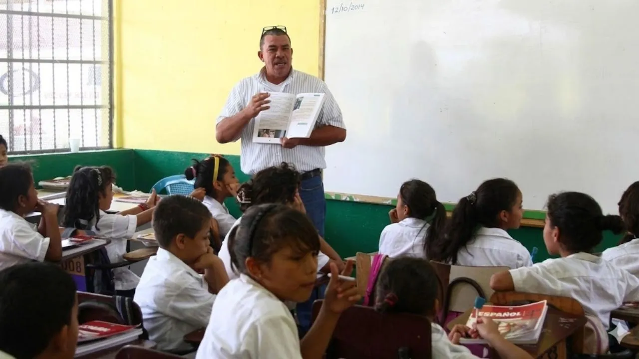 Imagen Principal de Nota: Ministra de Educación confirma aumento salarial para docentes