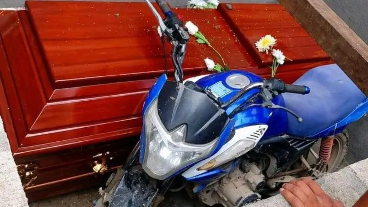 Imagen de Hondureño es sepultado junto a su moto para cumplir su última voluntad en La Paz