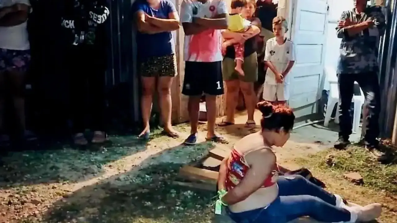 Imagen de Mujer amarra a su vecina tras descubrirla robando sus ahorros de toda la vida