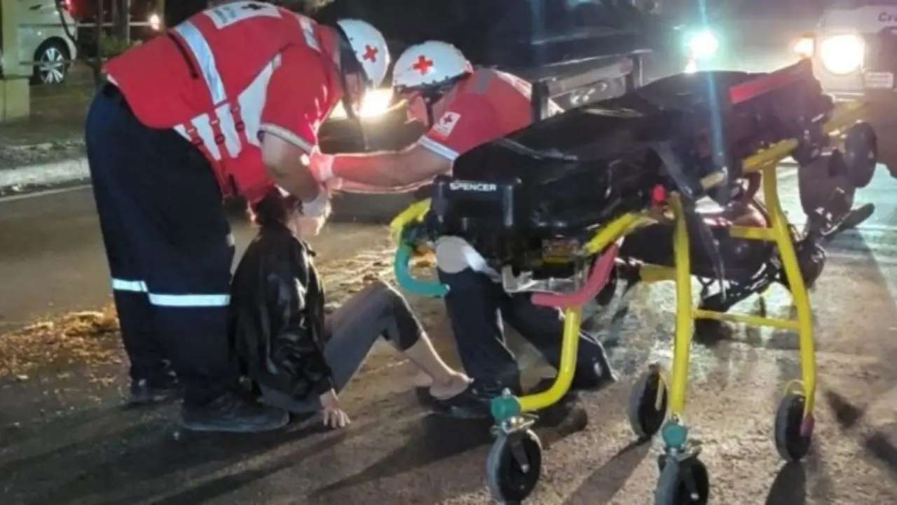 Imagen de Había puente peatonal pero cruzó el bulevar FF.AA.: la atropellaron y está grave